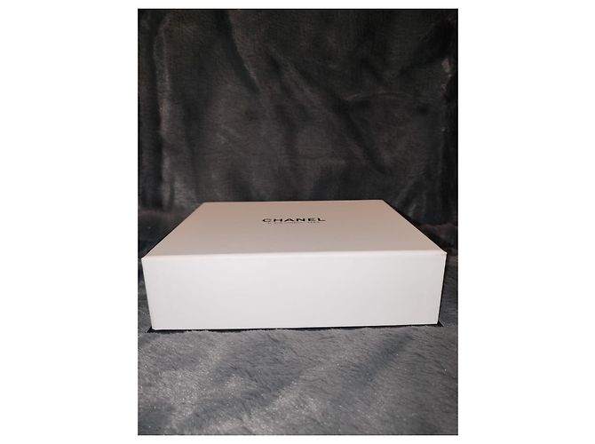 White and black empty box for mini Chanel bag - view 3