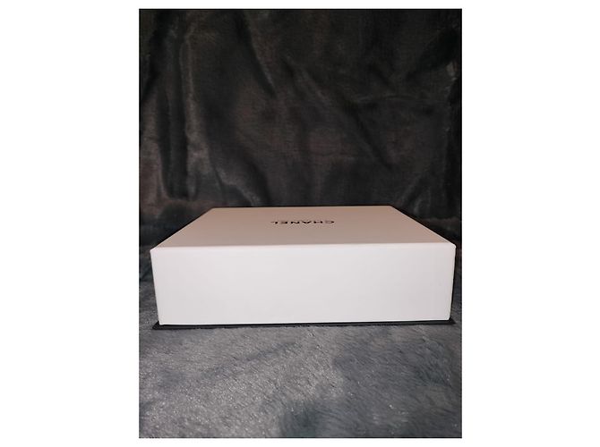 White and black empty box for mini Chanel bag - view 4