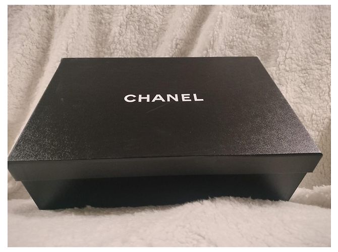 Black empty shoe box Chanel with tissue paper - view 11