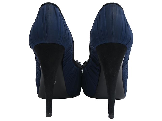 Décolleté aperti decorati in satin blu navy di Giorgio Armani - vista 3
