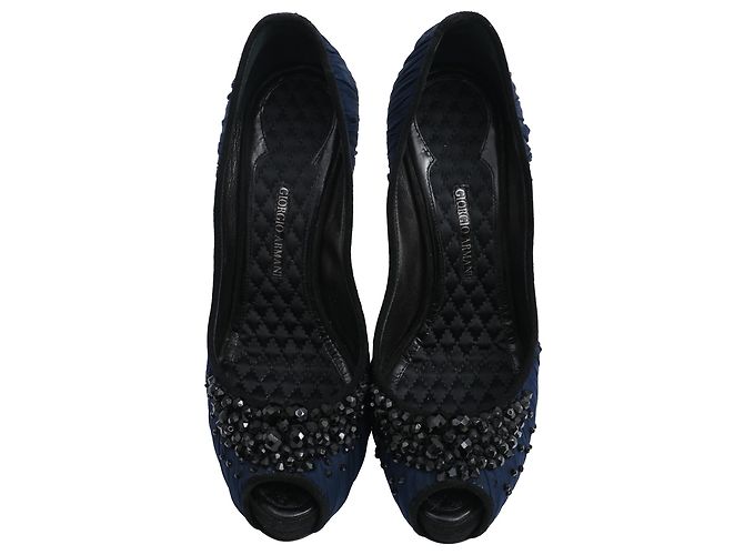 Décolleté aperti decorati in satin blu navy di Giorgio Armani - vista 5