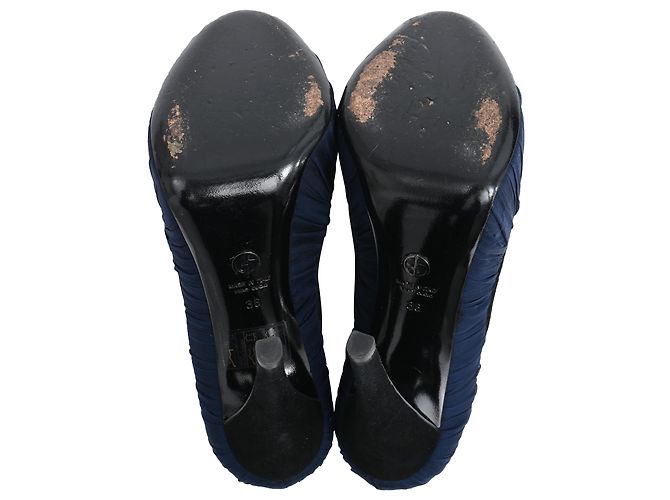 Décolleté aperti decorati in satin blu navy di Giorgio Armani - vista 6
