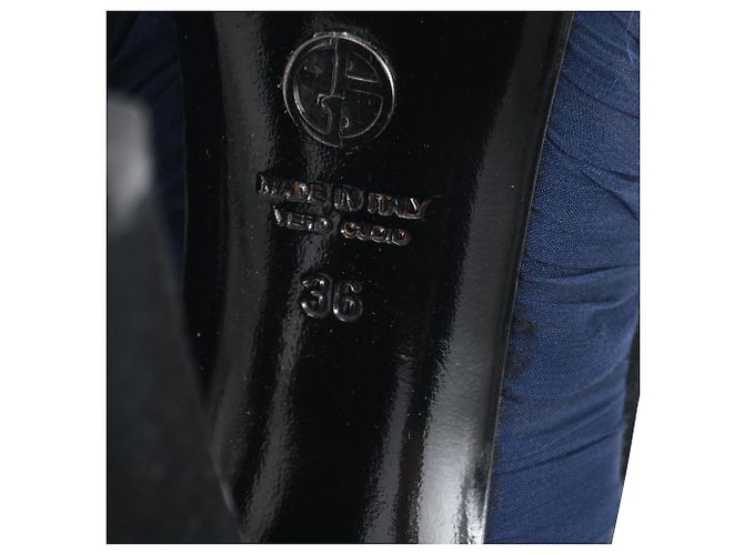 Décolleté aperti decorati in satin blu navy di Giorgio Armani - vista 7