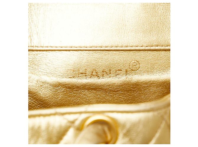 Mochila Matelassé Coco Mark da Chanel em Couro de Cordeiro Dourado - vista 11