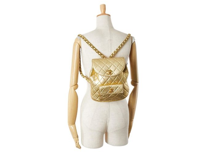 Mochila Matelassé Coco Mark da Chanel em Couro de Cordeiro Dourado - vista 13