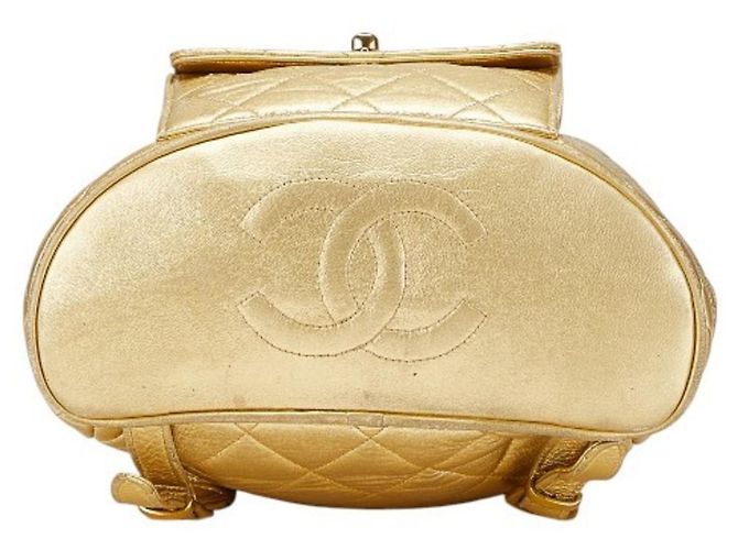Mochila Matelassé Coco Mark da Chanel em Couro de Cordeiro Dourado - vista 3