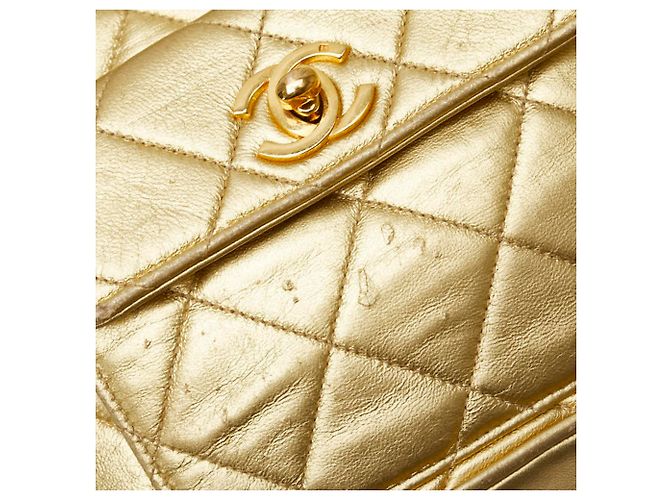 Mochila Matelassé Coco Mark da Chanel em Couro de Cordeiro Dourado - vista 4