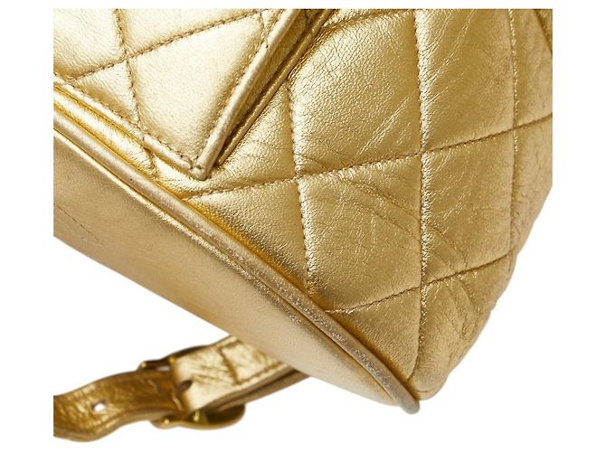 Mochila Matelassé Coco Mark da Chanel em Couro de Cordeiro Dourado - vista 8