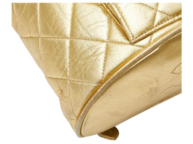 Mochila Matelassé Coco Mark da Chanel em Couro de Cordeiro Dourado - vista 9