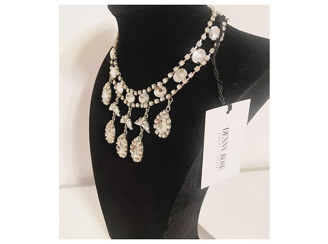 Lindo colar DENNY ROSE com design de 'tiara' com pedras e cristais por toda parte Prata - vista 10