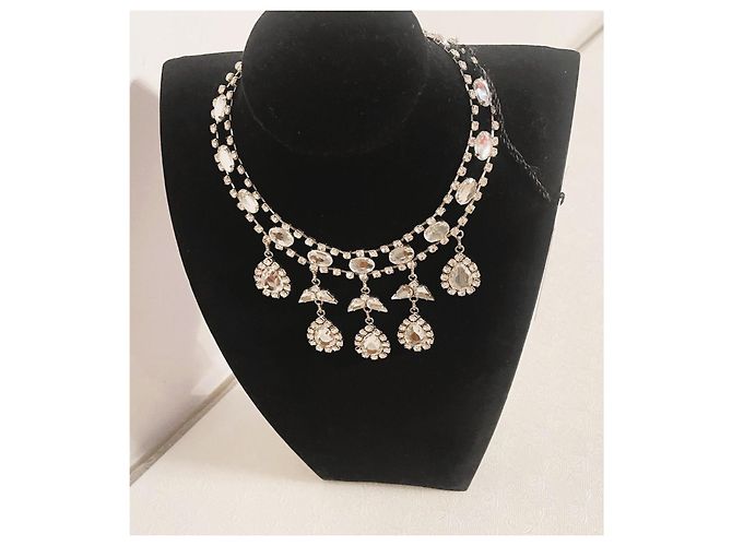Lindo colar DENNY ROSE com design de 'tiara' com pedras e cristais por toda parte Prata - vista 11