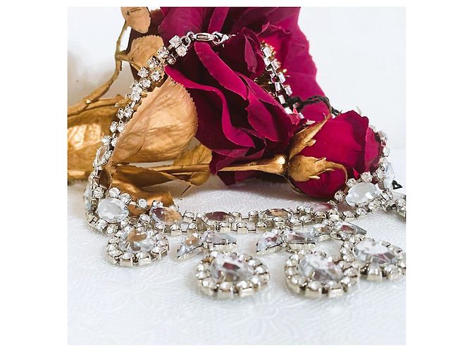 Lindo colar DENNY ROSE com design de 'tiara' com pedras e cristais por toda parte Prata - vista 12