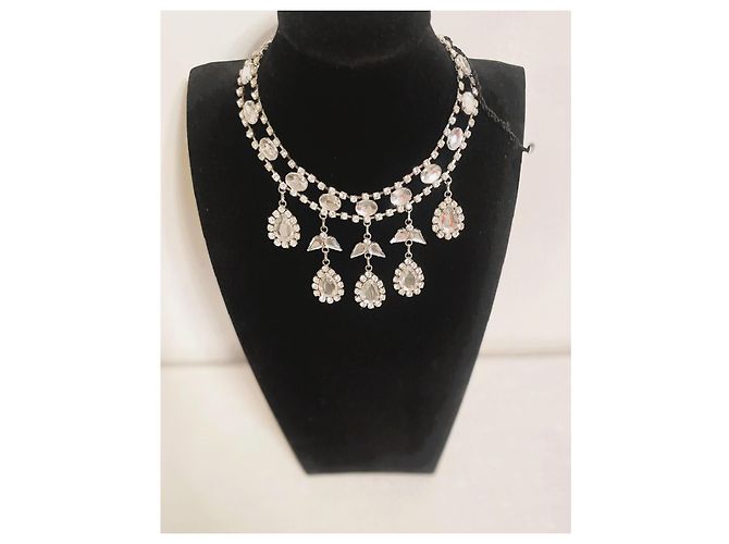 Lindo colar DENNY ROSE com design de 'tiara' com pedras e cristais por toda parte Prata - vista 2