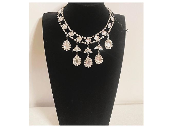 Lindo colar DENNY ROSE com design de 'tiara' com pedras e cristais por toda parte Prata - vista 4