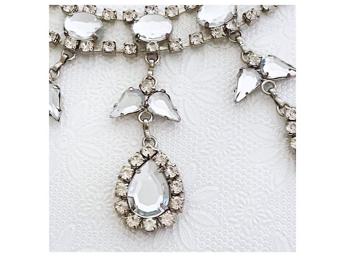 Lindo colar DENNY ROSE com design de 'tiara' com pedras e cristais por toda parte Prata - vista 5