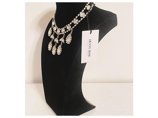 Lindo colar DENNY ROSE com design de 'tiara' com pedras e cristais por toda parte Prata - vista 6