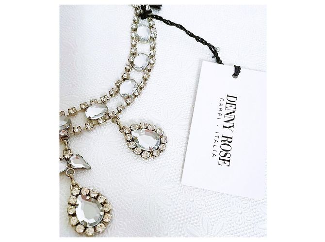 Lindo colar DENNY ROSE com design de 'tiara' com pedras e cristais por toda parte Prata - vista 9