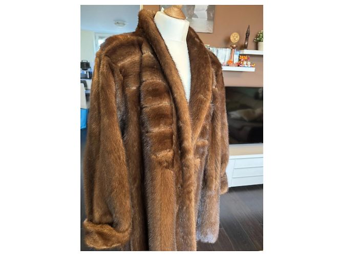 Abrigo de piel de visón Yves Saint Laurent Marrón Castaño - vista 3