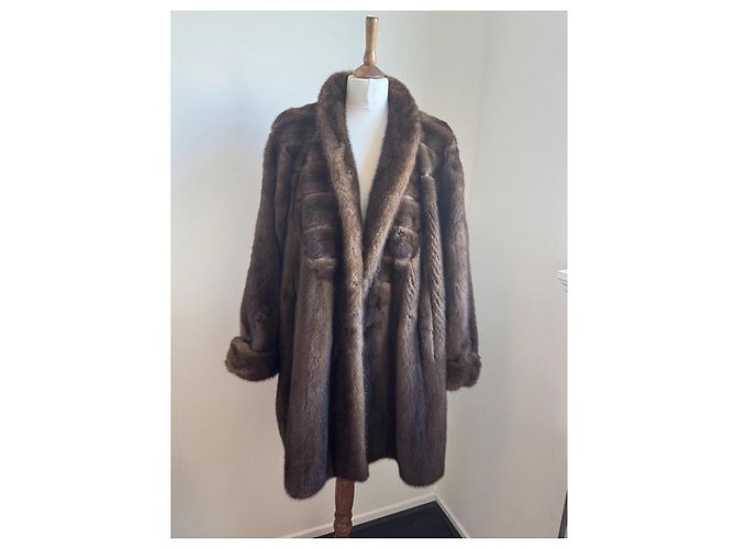 Abrigo de piel de visón Yves Saint Laurent Marrón Castaño - vista 6