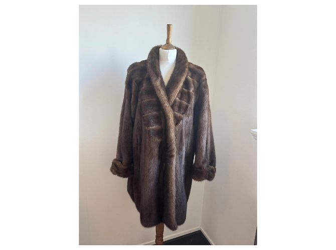 Abrigo de piel de visón Yves Saint Laurent Marrón Castaño - vista 7