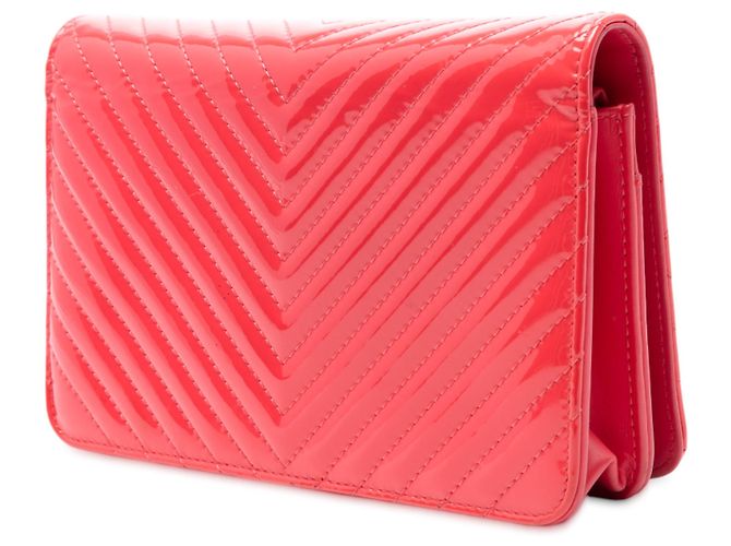 Wallet On Chain Cartera de cadena acolchada en charol rojo CC de Chanel Roja - vista 2