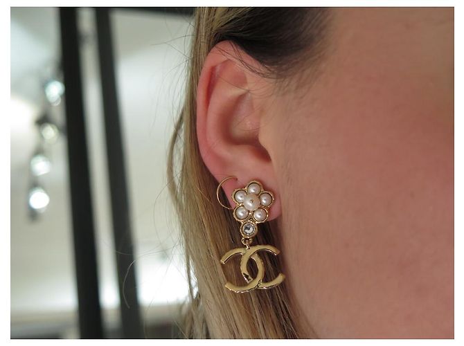 NUOVE ORECCHINI CHANEL LOGO CC A PENDENTE CON PERLE E STRASS D'oro - vista 11
