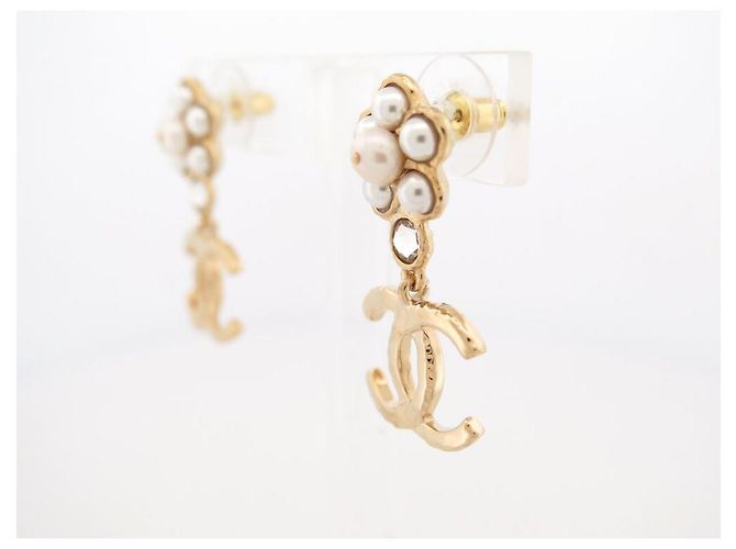 NUOVE ORECCHINI CHANEL LOGO CC A PENDENTE CON PERLE E STRASS D'oro - vista 2