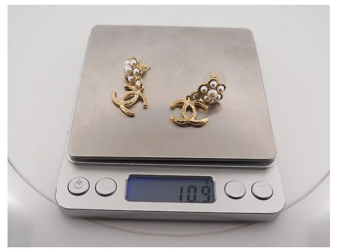 NUOVE ORECCHINI CHANEL LOGO CC A PENDENTE CON PERLE E STRASS D'oro - vista 7