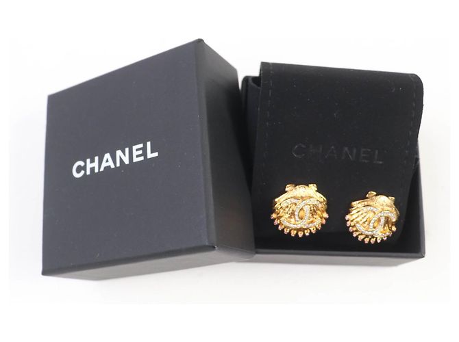Orecchini Chanel G23C design a conchiglia con marchio Coco in strass - vista 2