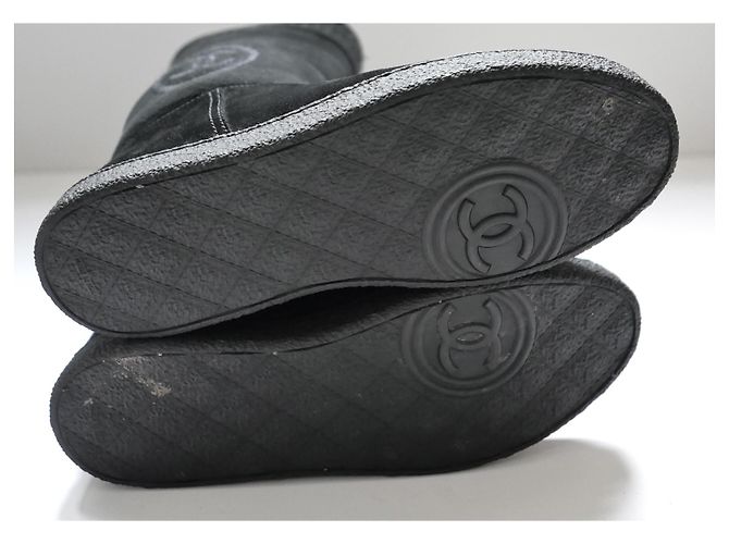 Stivali Mukluk foderati in shearling con logo CC di Chanel Nero - vista 6