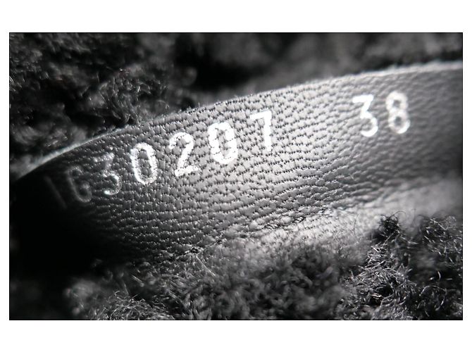 Stivali Mukluk foderati in shearling con logo CC di Chanel Nero - vista 8