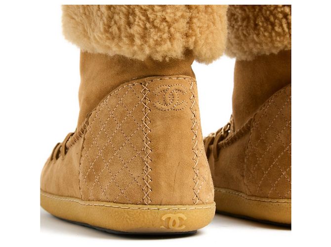 Stivaletti Chanel Coco Neige EU39 Suede Foderati Stivali Classici con Catena UK6 US8.5 Cammello - vista 5