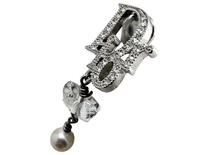 Orecchini in perle argentate con logo Christian Dior in cristalli strass - vista 4