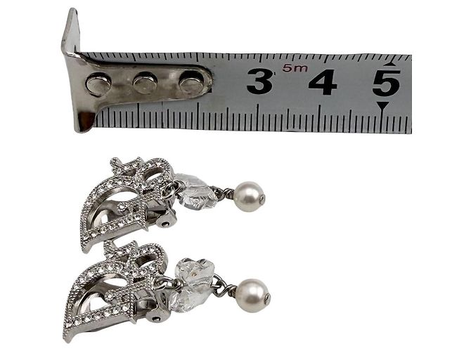 Orecchini in perle argentate con logo Christian Dior in cristalli strass - vista 9