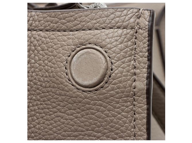 Tory Burch Große Thea Tasche aus genarbtem Leder mit Quasten Grau - Ansicht 9