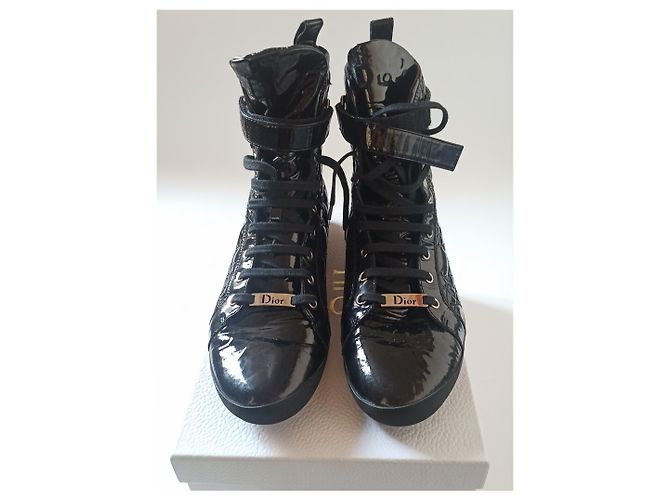 Dior High-Top Sneaker aus schwarzem Lackleder - Ansicht 2