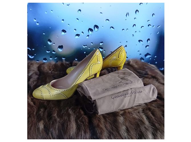 Décolleté Gianvito Rossi Giallo Vernice Rivetti Dorati - vista 2