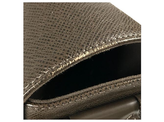 Borsa Messenger Victor Taiga di Louis Vuitton Marrone - vista 10
