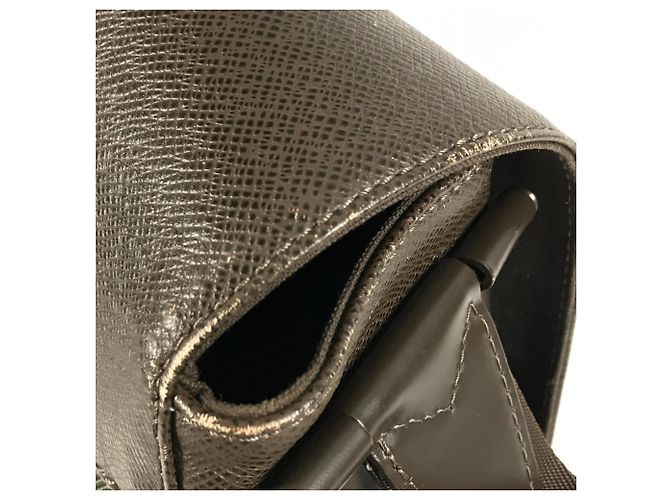 Borsa Messenger Victor Taiga di Louis Vuitton Marrone - vista 11