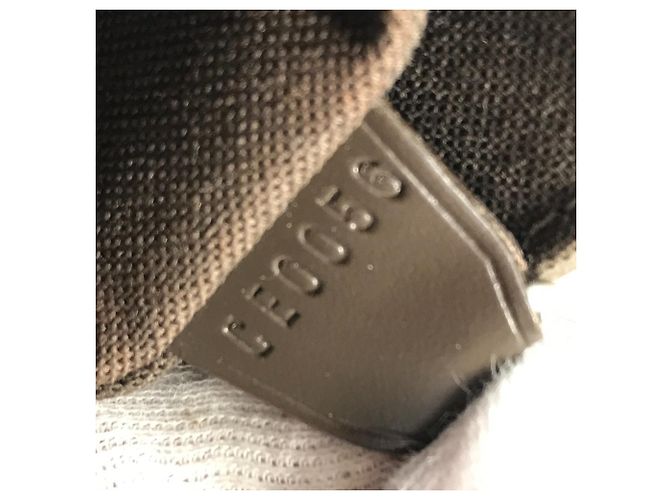 Borsa Messenger Victor Taiga di Louis Vuitton Marrone - vista 18