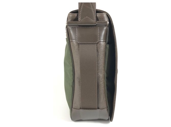 Borsa Messenger Victor Taiga di Louis Vuitton Marrone - vista 3