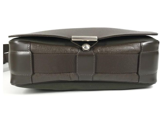 Borsa Messenger Victor Taiga di Louis Vuitton Marrone - vista 5