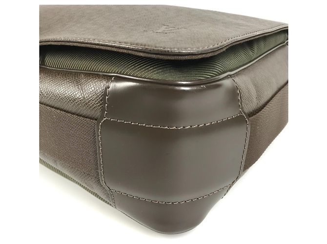 Borsa Messenger Victor Taiga di Louis Vuitton Marrone - vista 7