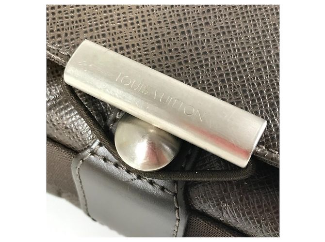 Borsa Messenger Victor Taiga di Louis Vuitton Marrone - vista 9