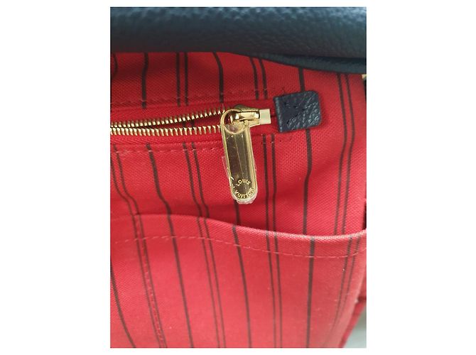 Louis Vuitton Artsy MM Couro Empreinte Marinho Vermelho Azul - vista 2