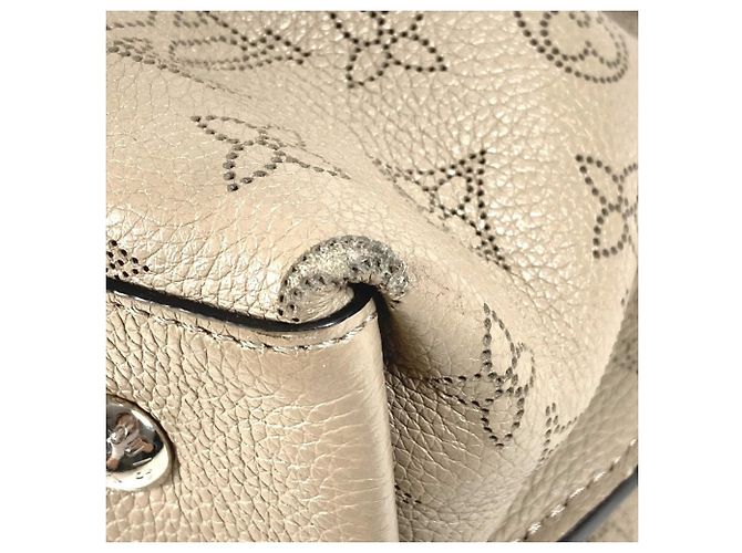Borsa Louis Vuitton Monogram Mahina Mulia Beige - vista 10