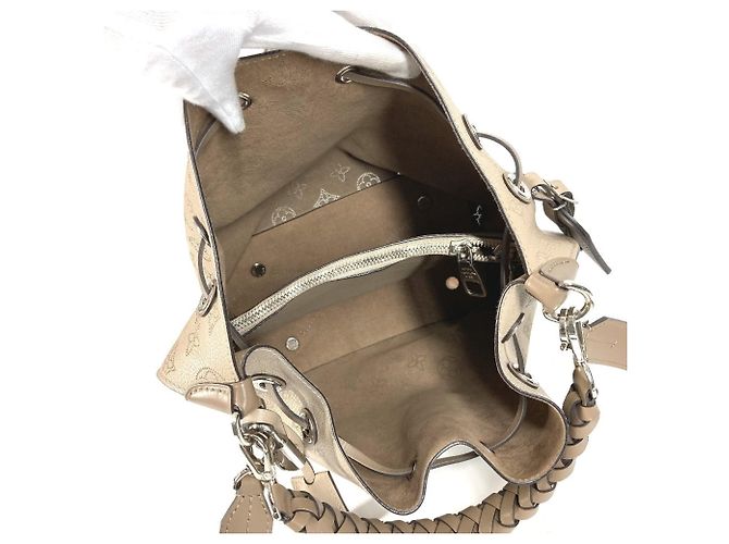 Borsa Louis Vuitton Monogram Mahina Mulia Beige - vista 12