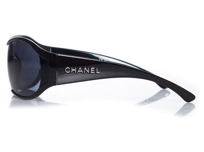 Schwarze Sonnenbrille von Chanel - Ansicht 3