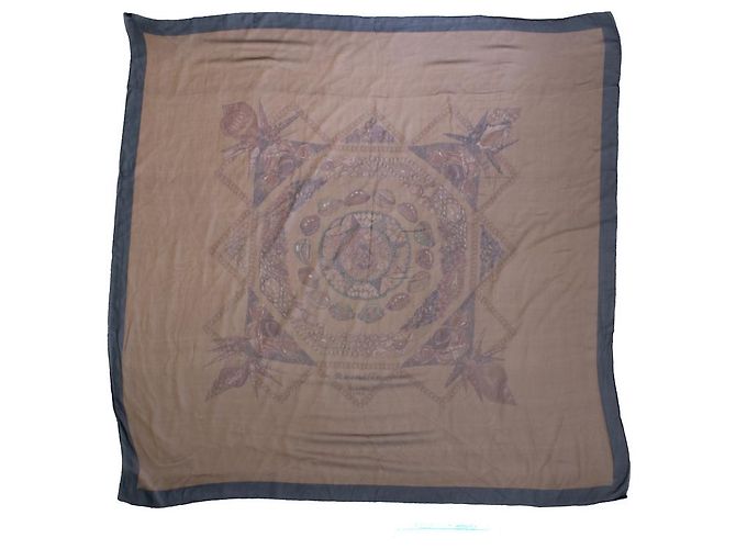 Bufanda de seda Rocaille de Hermès con estampado de concha Castaño - vista 2