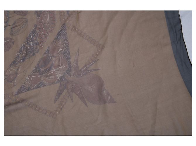 Bufanda de seda Rocaille de Hermès con estampado de concha Castaño - vista 3